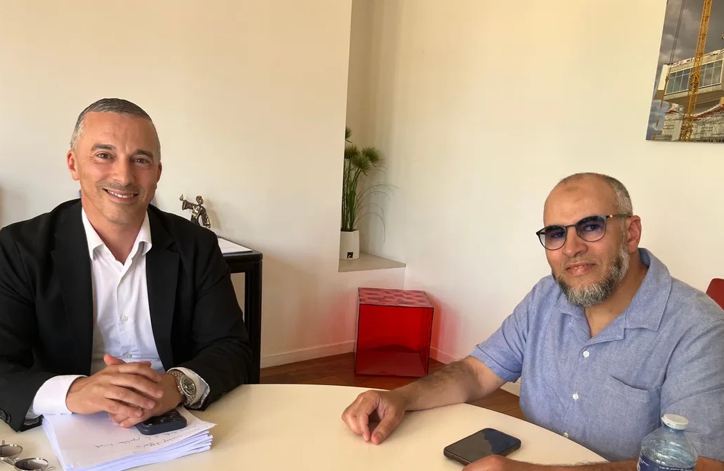Victoire de la Grande Mosquée de Mtez devant la cour