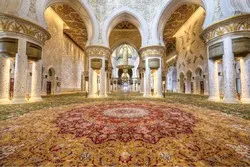 Où se trouve le plus grand tapis du monde noué à la main ?