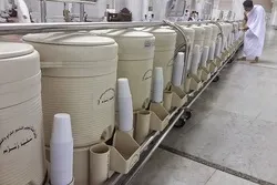Distribution d'eau de Zamzam parmi les pèlerins