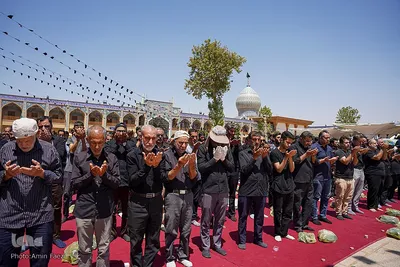 نماز ظهر عاشورا در شبستان امام خمینی(ره)‎ حرم شاهچراغ(ع)