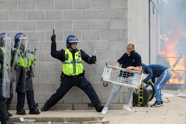 1000 arrestations après les émeutes anti-immigration en Angleterre