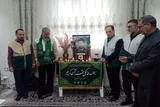 اهدای پرچم متبرک جلسات خانگی قرآن به خانواده شهید «حمید آقایی»