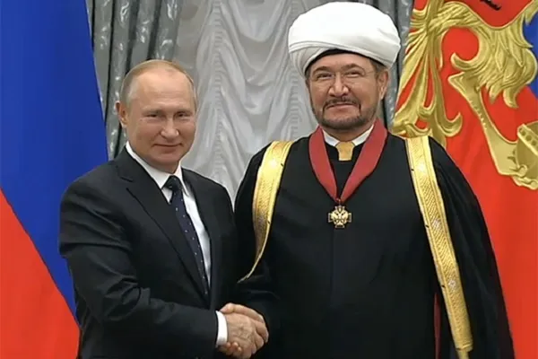 Президент РФ Владимир Путин вручил Орден Главе мусульман России Муфтию Шейху Равилю Гайнутдину