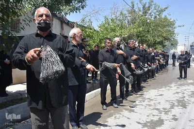 آیین سنتی زانوزدن عزاداران عاشورای حسینی در روستای لاسجرد استان سمنان