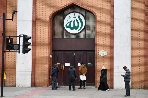 Ambiente político hostil no Reino Unido enquanto os muçulmanos observam o mês de conscientização sobre a islamofobia