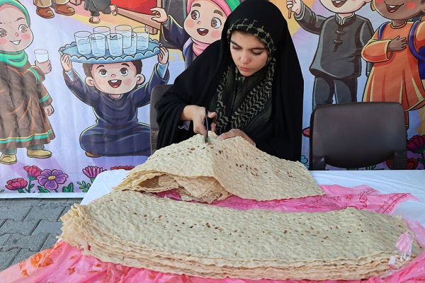 طعم خدمت نوجوانان به زائران اربعین در مرز تمرچین