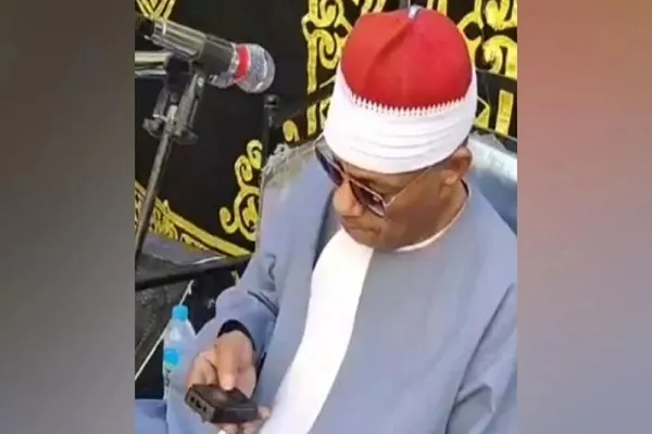 مقرئ مصري يثير الجدل بالرد على الهاتف خلال التلاوة