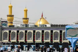 نصب پرچم های سیاه در آستان مقدس امام حسین(ع)