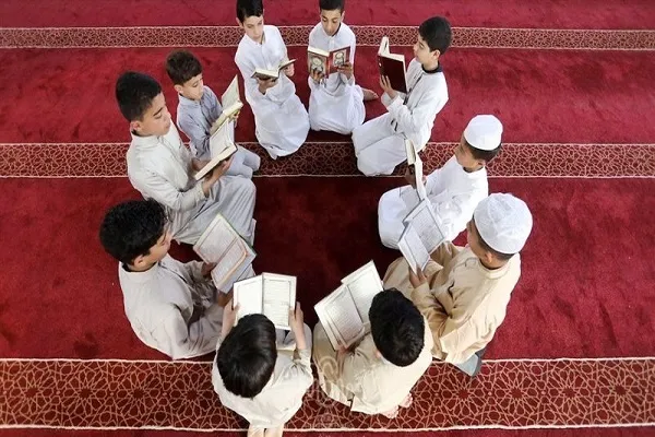 دار الإفتاء المصرية توضّح حكم قراءة القرآن بصورة جماعية