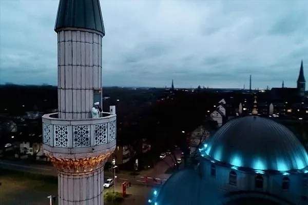 Köln'de cuma günleri ezan okunmasına izin verilecek