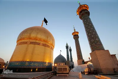تعویض پرچم گنبد حرم مطهر کریمه اهل بیت در آغاز ماه محرم‎