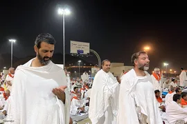 وقوف زائران بیت‌الله‌الحرام در سرزمین مشعرالحرام