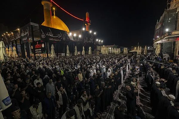  الزائرون يحيون ذكرى شهادة الإمام الحسن العسكري (ع) في سامراء + صور 