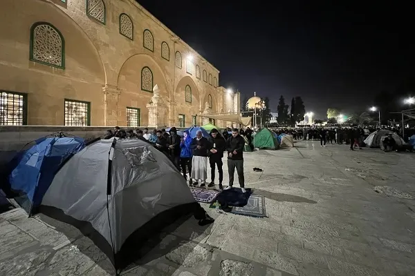 Ramazan ayının sonunda Mescid-i Aksa’da itikafa girenlerin atmosferinden kareler