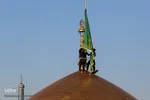 تعویض پرچم گنبد حرم امام رضا(ع)
