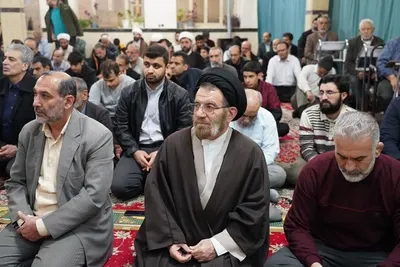حضور رئیس شورای سیاست‌گذاری ائمه جمعه کشور در جمع نمازگزاران لرستانی