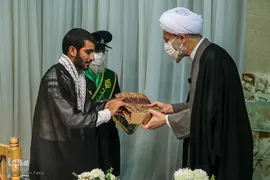 هدیه خادمان حرم شاهچراغ به زوج ها در روز ازدواج