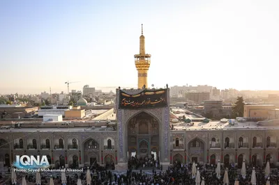 تعویض پرچم گنبد رضوی همزمان با آغاز ماه ربیع‌الاول
