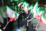 فیلم | یزدی‌ها در باران هم سنگر خیابان را رها نکردند