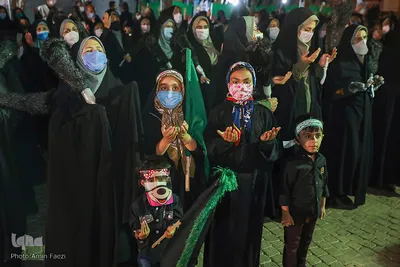 لاله گردانی خدام حرم شاهچراغ (ع) در شب اربعین حسینی
