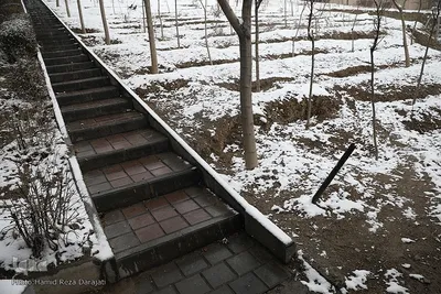 Teheran trägt ein weißes Kleid