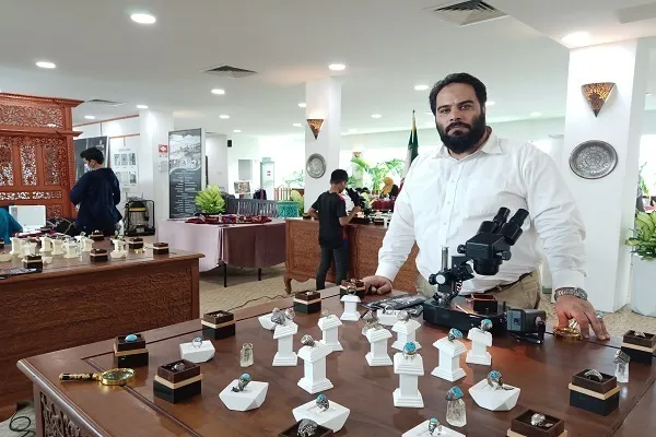 Cincin ukir; Muzium Mudah Alih Kepercayaan dan Seni Iran Islamik + Gambar