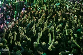 آیین سنتی نخل گردانی و عزاداری ظهر عاشورا در تکیه بزرگ تجریش