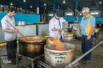 پخت غذا برای سیل‌زدگان خوزستانی توسط مواکب خمینی‌شهر