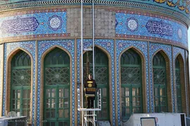 آیین تعویض پرچم گنبد آستان مسجد مقدس جمکران در آستانه ایام فاطمیه