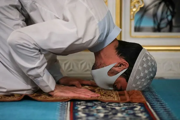 د متحده ایالاتو د واشنګټن په دیني مرکز کې لمونځ