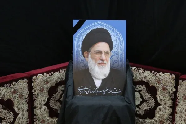 آغاز مراسم بدرقه پیکر مرحوم آیت‌الله هاشمی شاهرودی/ تا دقایقی دیگر رهبر معظم انقلاب اقامه نماز می‌کنند