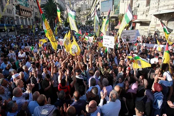 آلاف الفلسطينيين يتظاهرون في نابلس ضد 