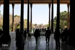 بازدید مسافران نوروزی از کاخ چهلستون اصفهان