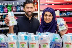 Un couple musulman de l'Ecosse offre des kits de protection contre le coronavirus