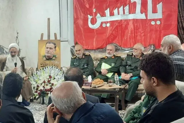 حضور فرمانده کل سپاه در منزل شهید نیلفروشان