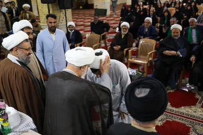 عمامه گذاری طلاب در روز میلاد امام حسین(ع)