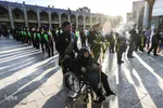 اهتزاز پرچم عزا بر فراز گنبد فيروزه‌اي آستان شاهچراغ(ع)
