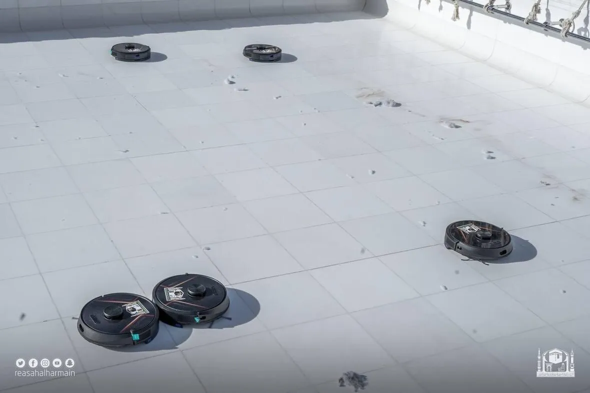 Kabe'nin üstü robot süpürgelerle 20 dakikada temizleniyor | Fotoğraf