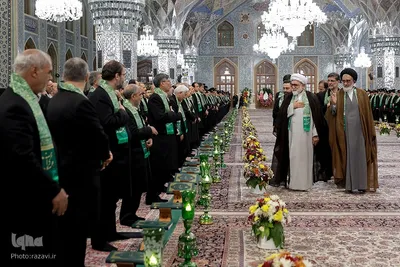 آیین تعویض پرچم گنبد منور رضوی در روز میلاد امام رضا(علیه‌السلام)