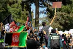 تجمع افغانستانی‌های مقیم مشهد در مقابل کنسولگری پاکستان
