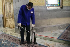 ضدعفونی کردن ضریح مطهر و رواق های حرم حضرت معصومه(س)