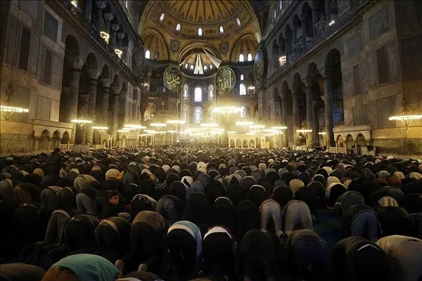 تركيا: آلاف المسلمين يؤدون صلاة العيد في آيا صوفيا
