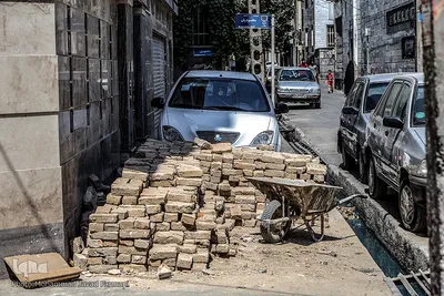 سد معابر عمومی با مصالح ساختمانی و پارک خودرو در پیاده رو