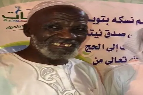 Afrikalı yaşlı adam 70 kez Kur'an-ı Kerim'i yazdı