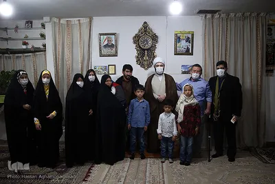 حضور  حجت الاسلام محمد قمی، رئیس سازمان تبلیغات اسلامی در منزل شهدای مدافع حرم تیپ فاطمیون در حسن آباد فشافویه