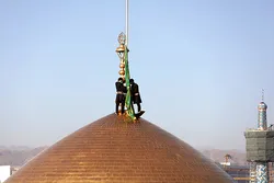 Flagge auf Kuppel des Heiligtums von Imam Rida (a.s) durch eine grüne getauscht