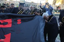 افراشتن پرچم عزا در حرم حضرت معصومه(س)