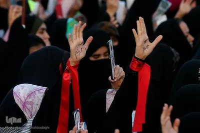 اجتماع خانوادگی همخوانی سرود «سلام فرمانده» در مسجد مقدس جمکران 