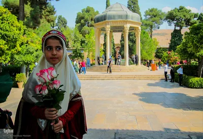 گلباران آرامگاه حافظ