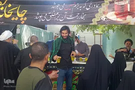زائرین اربعین حسینی در حرم حضرت عباس(ع)